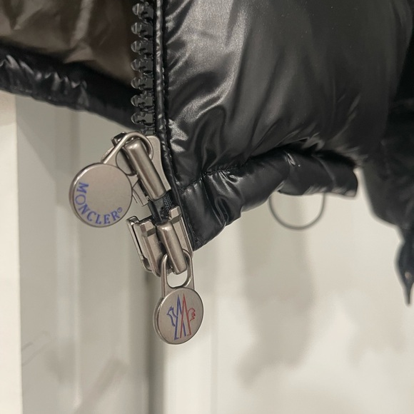 Moncler Shiny Black Puffer Jacket for Men/Women - Picture 4 of 8